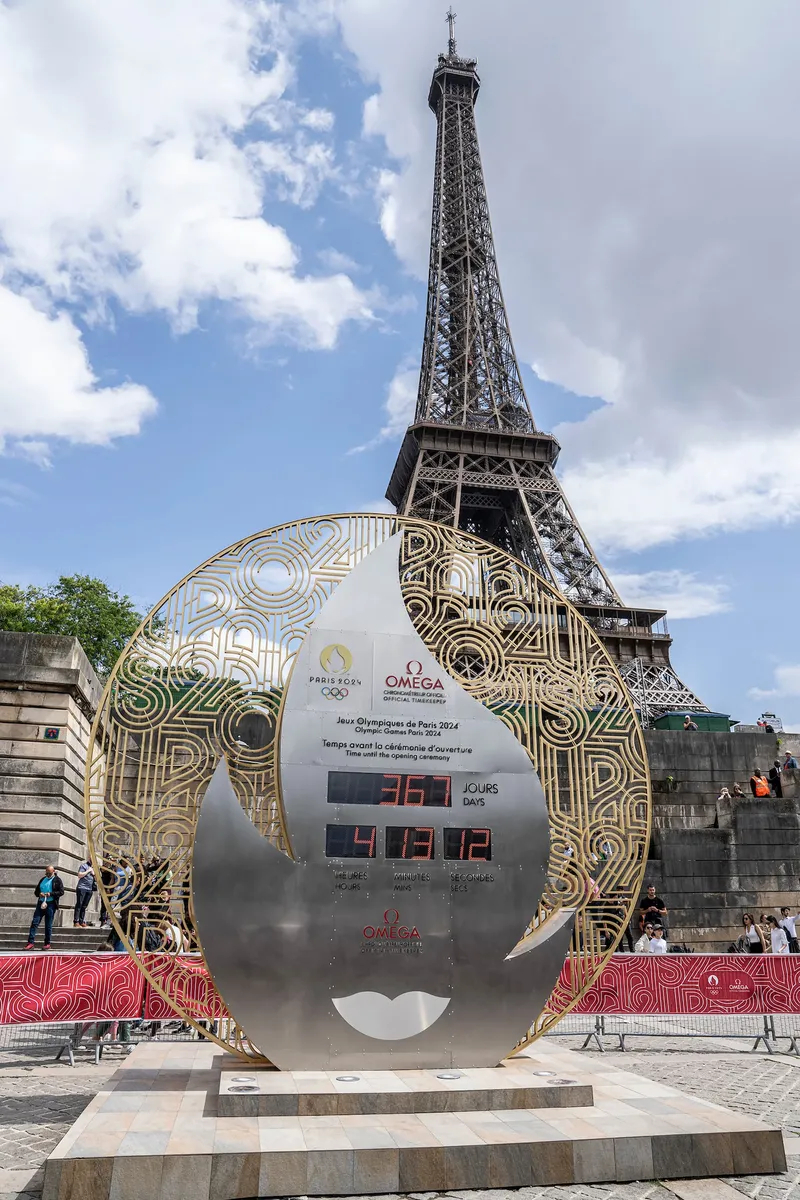 Часы обратного отсчета до Игр в Париже. Фото: <a href="https://olympics.com/ioc/news/omega-unveils-countdown-clock-to-mark-one-year-to-go-to-paris-2024">МОК</a>