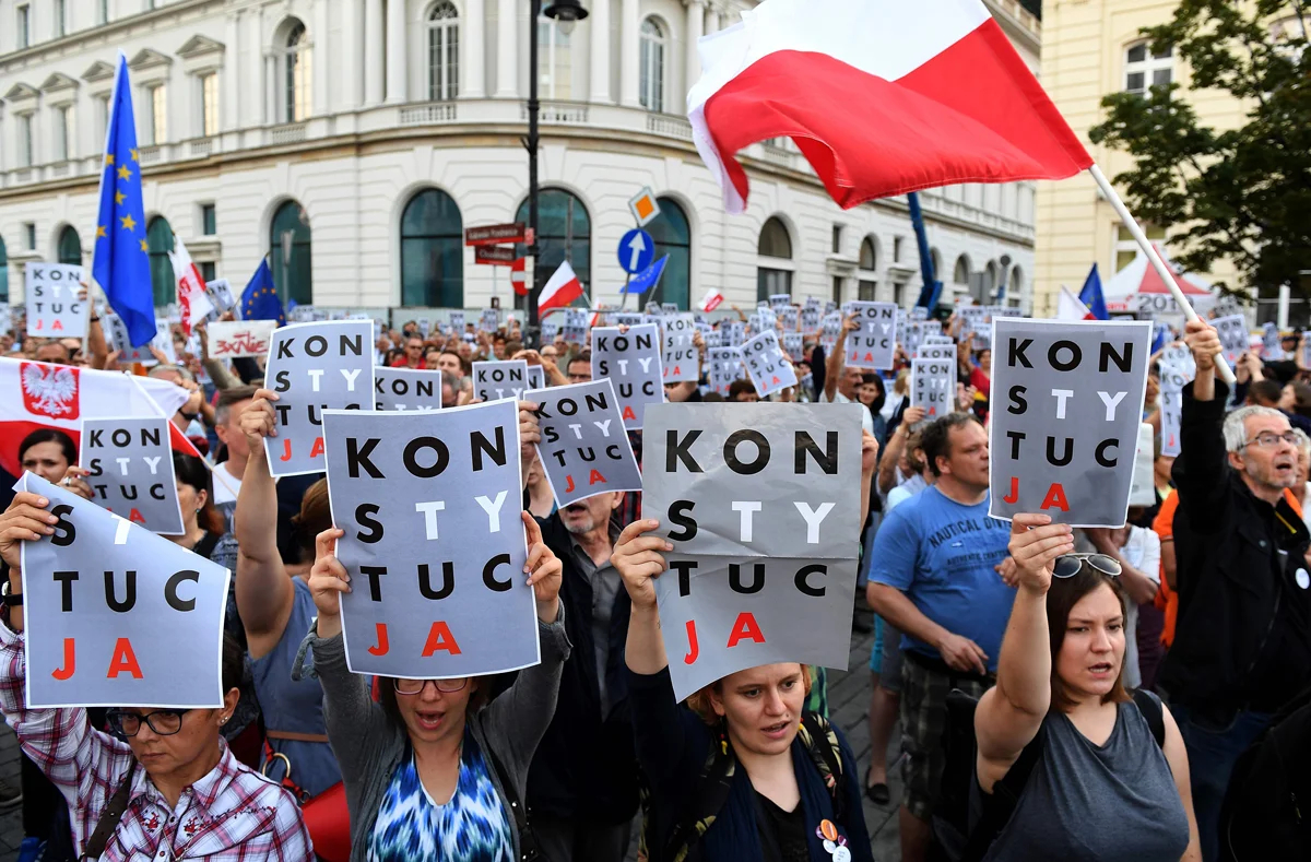 Протестующие у президентского дворца в Варшаве призывают президента Польши отклонить законопроект о реформе судебной системы, 23 июля 2017 года. Фото: Janek Skarzynski / AFP / Scanpix / LETA