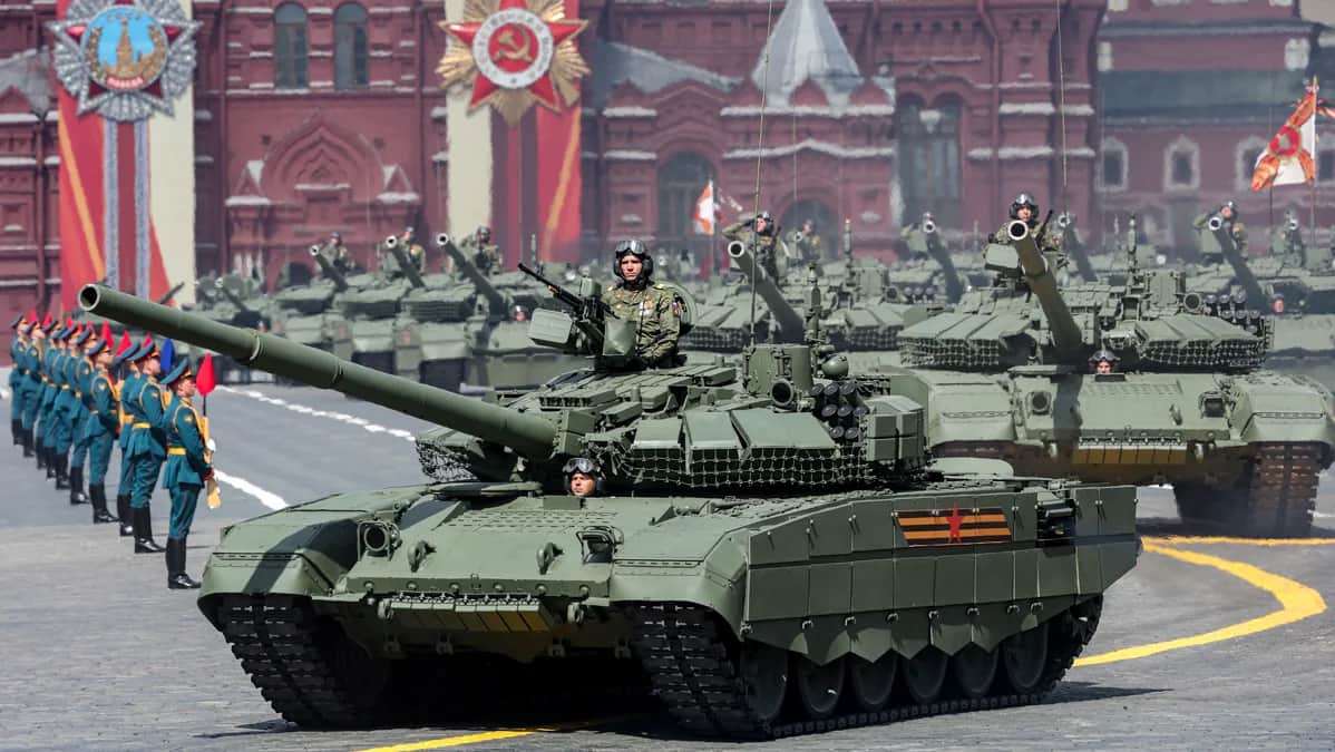 Российские танки Т-90 участвуют в военном параде на Красной площади в Москве, 9 мая 2025 года. Фото: Максим Шипенков / EPA