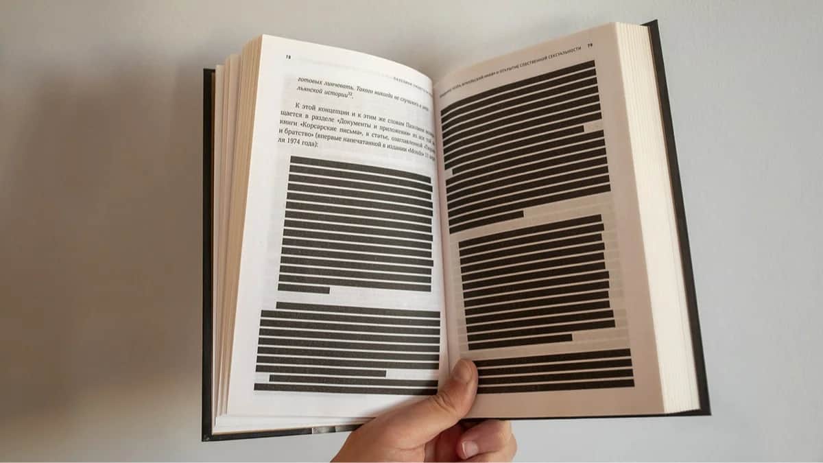 Цензурированная книга Роберто Карнеро « Пазолини » . Фото: Новая Газета Европа