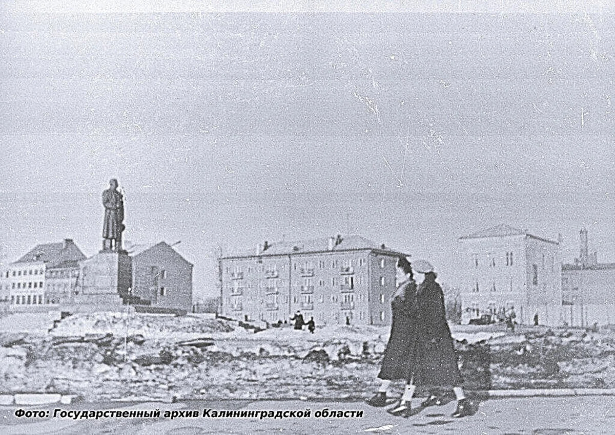 Памятник Сталину в сквере между ул. Театральной и Ленинским проспектом (тогда — ул. Житомирской), куда его перенесли с площади Победы, Калининград, Россия. Фото: Государственный архив Калининградской области