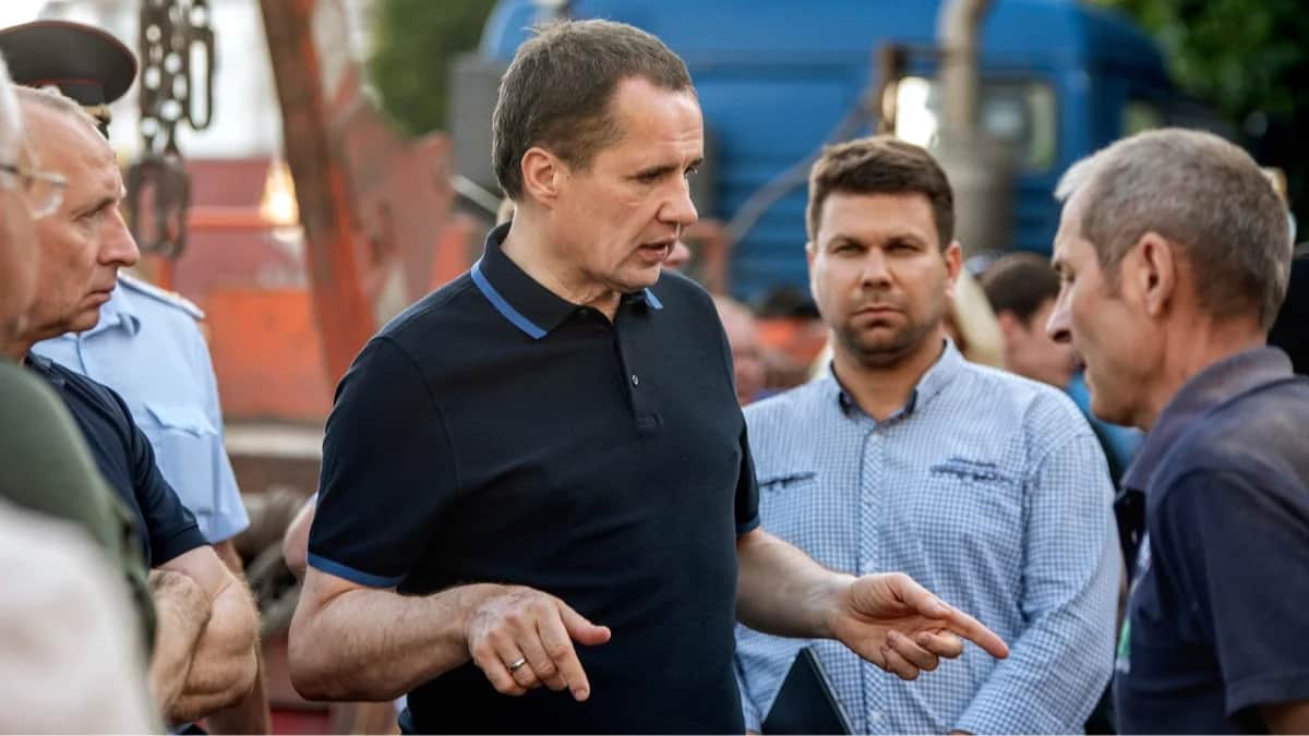 Губернатор Белгородской области Вячеслав Гладков (в центре) общается с местными жителями у разрушенных жилых домов на улице Маяковского после ракетного удара, Белгород, 3 июля 2022 года. Фото: Олег Харсеев / Коммерсантъ / Sipa USA / Vida Press