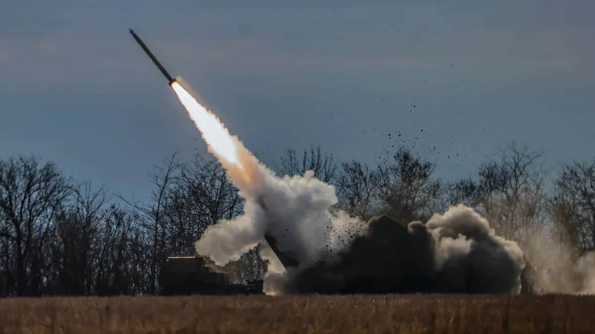 A US-supplied High Mobility Artillery Rocket System (HIMARS) being fired by the Armed Forces of Ukraine at the northern Kherson region, 5 November 2022. Photo: EPA-EFE / HANNIBAL HANSCHKE