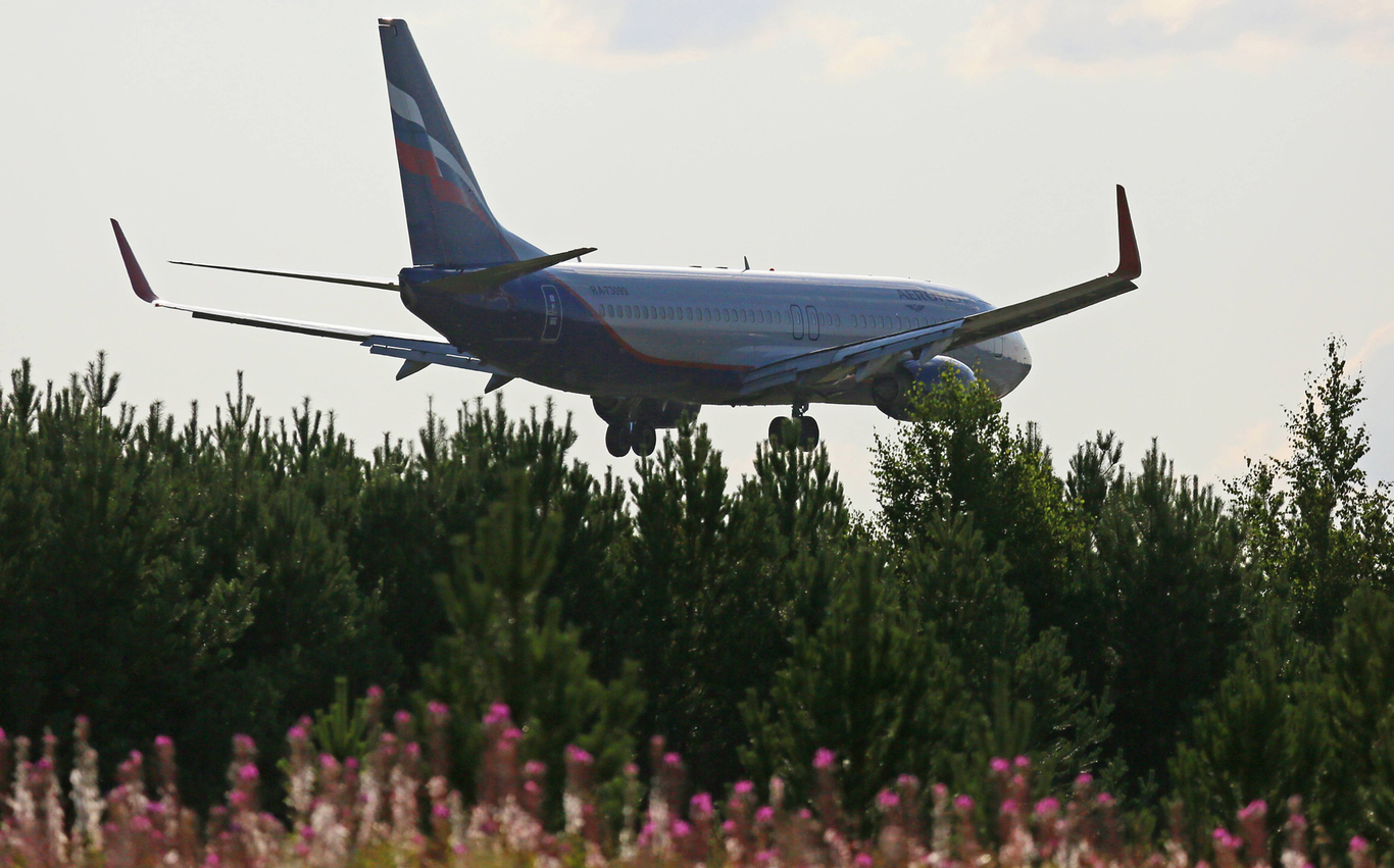 Пассажирский самолет Boeing 737-800 авиакомпании «Аэрофлот», прибывший из Москвы, приземляется в международном аэропорту Красноярска. 7 августа 2023 года. Фото: Илья Наймушин / Спутник / Imago Images / Scanpix / LETA