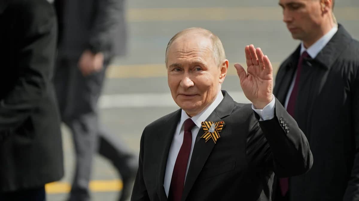 Владимир Путин приветствует участников после парада в честь Дня Победы, Москва, 9 мая 2025 года. Фото: Павел Бедняков / EPA