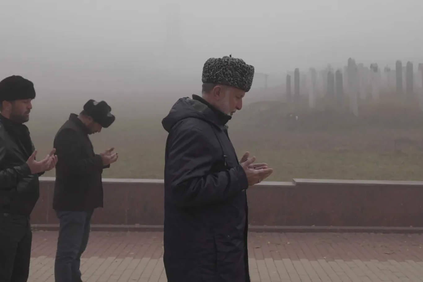 Яхья Белхороев молится на кладбище селения Сурхахи. Фото: Владимир Севриновский / Meduza