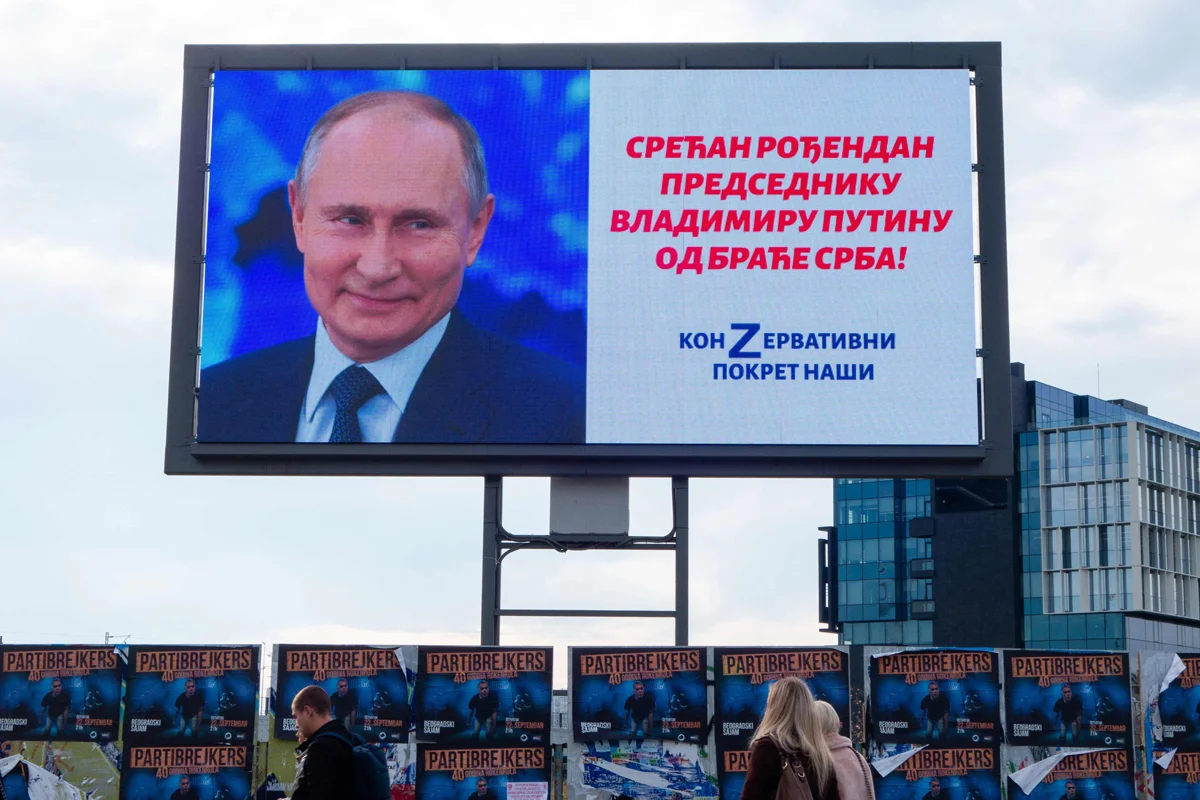 Рекламный плакат, поздравляющий Путина с днем рождения, Белград, 2022 год. Фото: Andrej Isakovic / AFP / Scanpix / LETA