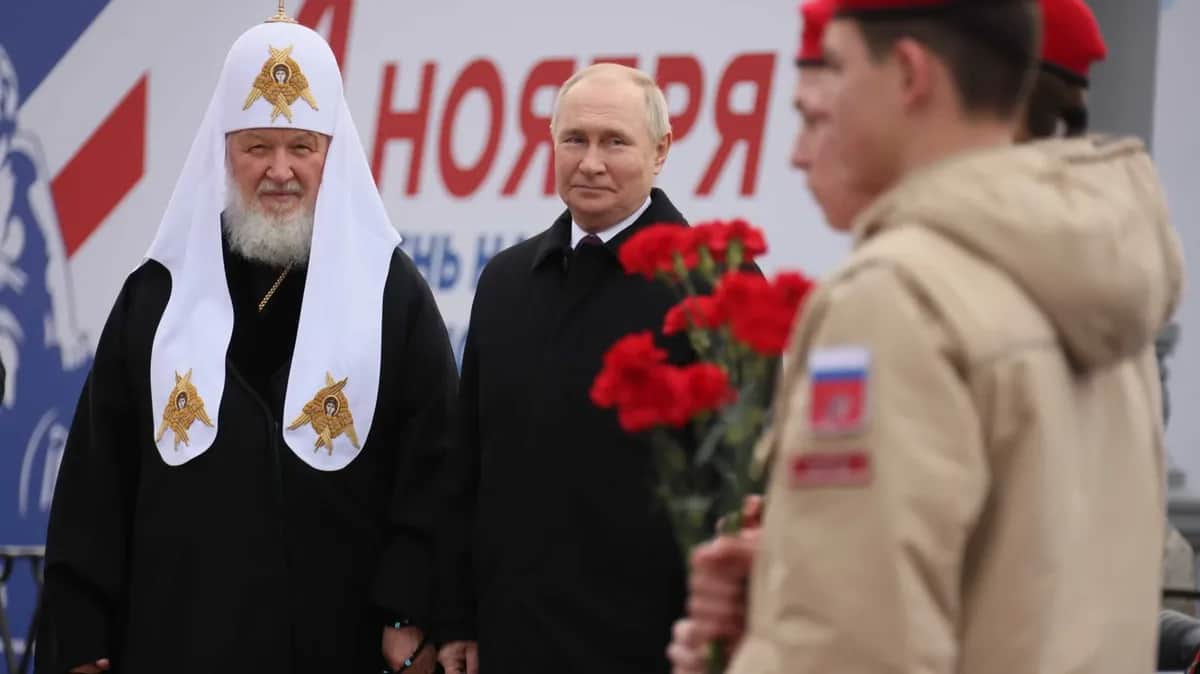 Патриарх Кирилл и Владимир Путин. Возложение цветов к памятнику Минину и Пожарскому, 4 ноября 2023 года. Фото: <a href="http://www.kremlin.ru/events/president/news/72676/photos">пресс-служба президента России</a>