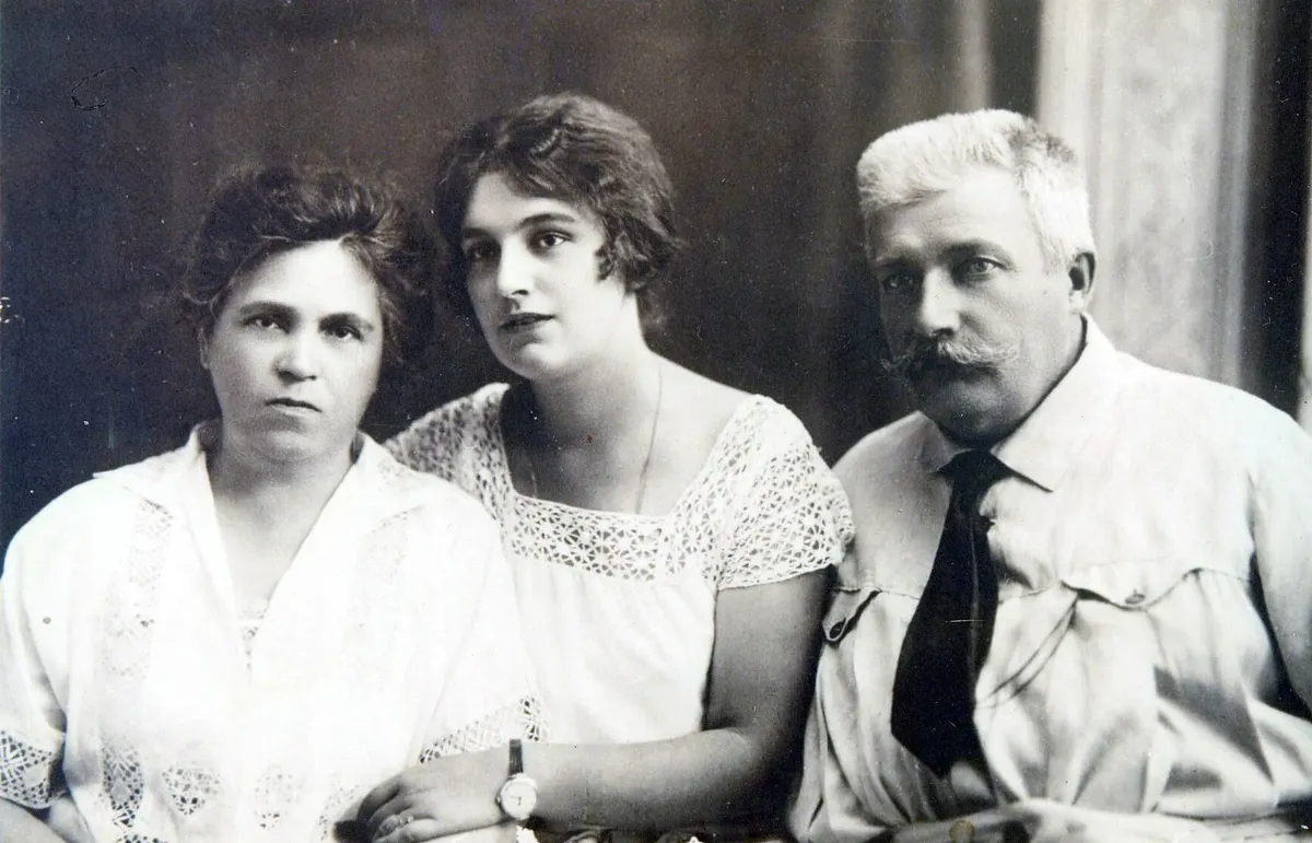 Вероника Черняховская (в центре) с родителями. Киев, 1925 год. Фото: Общественное достояние / Wikimedia