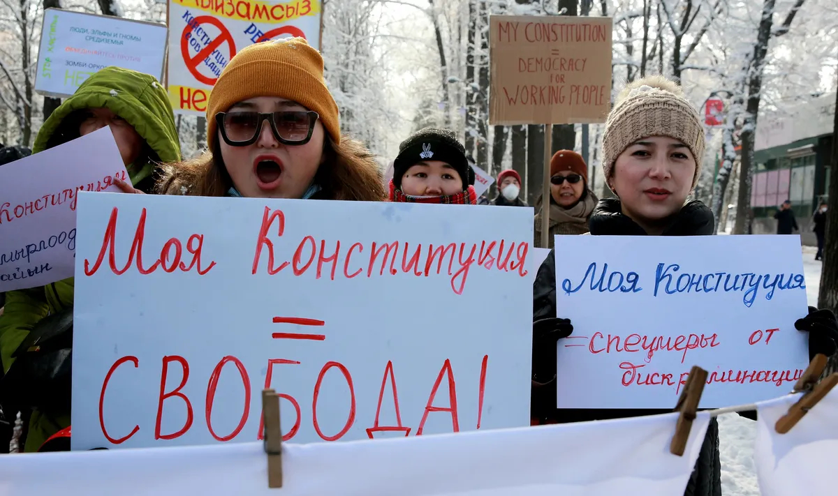 Участники митинга против референдума и новой конституции несут плакаты с надписями «Референдум вне закона», «Моя Конституция = Свобода» в Бишкеке, Кыргызстан, 29 ноября 2020 года. Фото: EPA-EFE/IGOR KOVALENKO