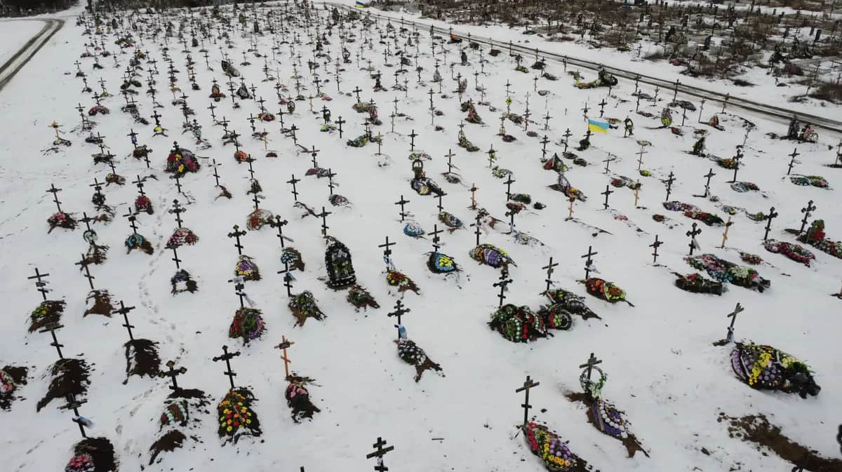 Вид на кладбище с захоронениями 2022-2023 годов в Краматорске. Фото: Yan Dobronosov / Global Images Ukraine / Getty Images