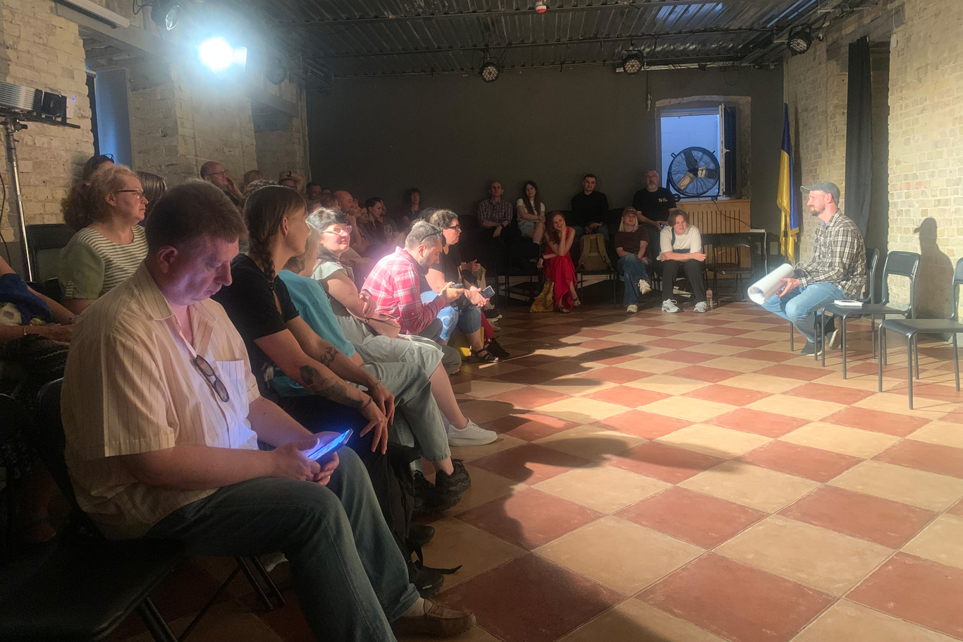 Ветеран, драматург, писатель и член украинского PEN-центра Валерий Пузик отвечает на вопросы зрителей. Киев, Украина. Фото: Ольга Мусафирова / «Новая газета Европа»