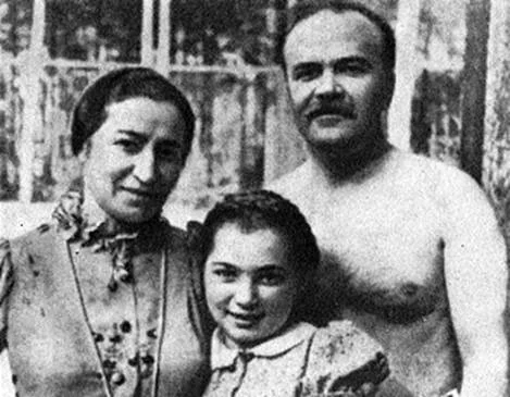 Вячеслав Молотов, Полина Жемчужина и их дочь — Светлана. Фото: Wikimedia Commons