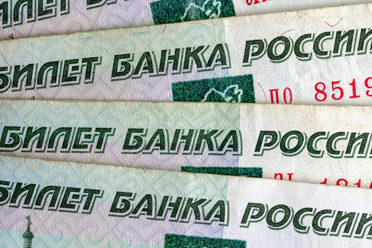 Банкноты номиналом 1000 рублей. Фото: ihar leichonak / Alamy / Vida Press