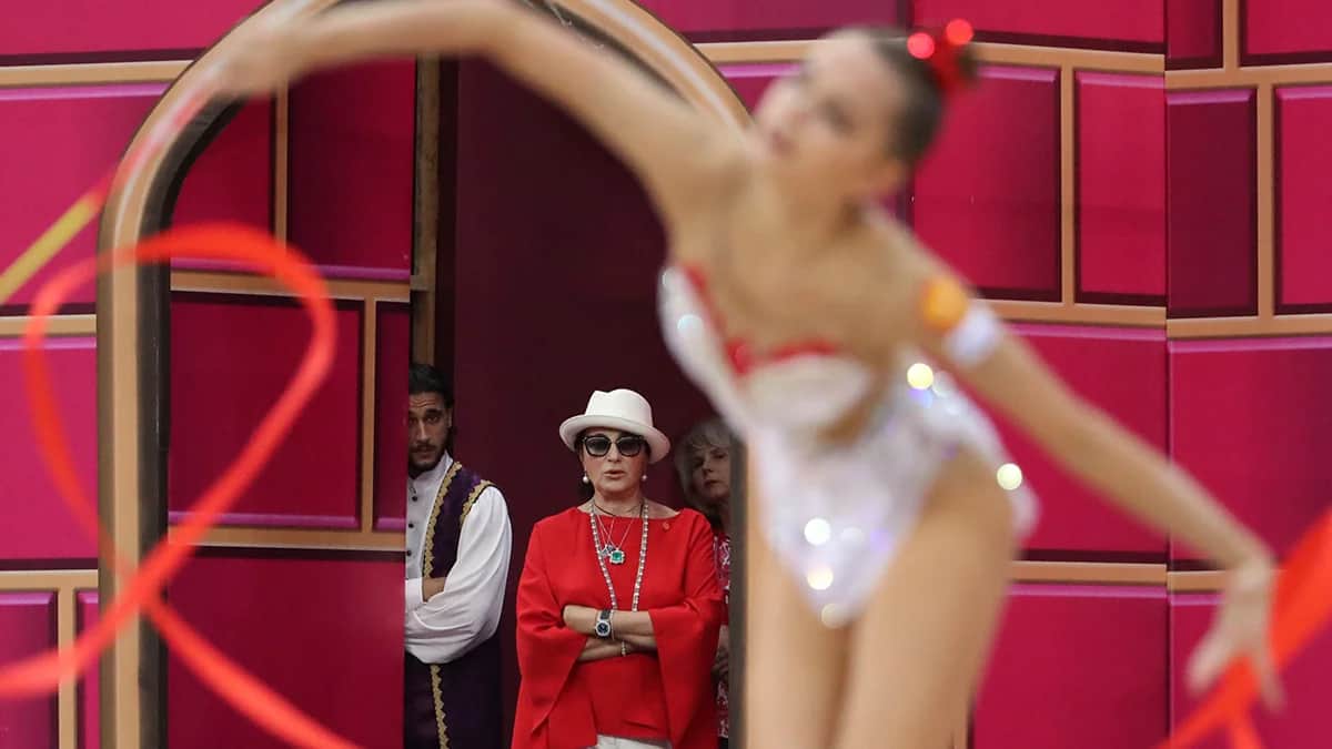 Ирина Винер наблюдает за выступлением Дины Авериной во время финала индивидуального многоборья чемпионата мира по художественной гимнастике в Баку, Азербайджан, 20 сентября 2019 года. Фото: Татьяна Зенкович / EPA-EFE