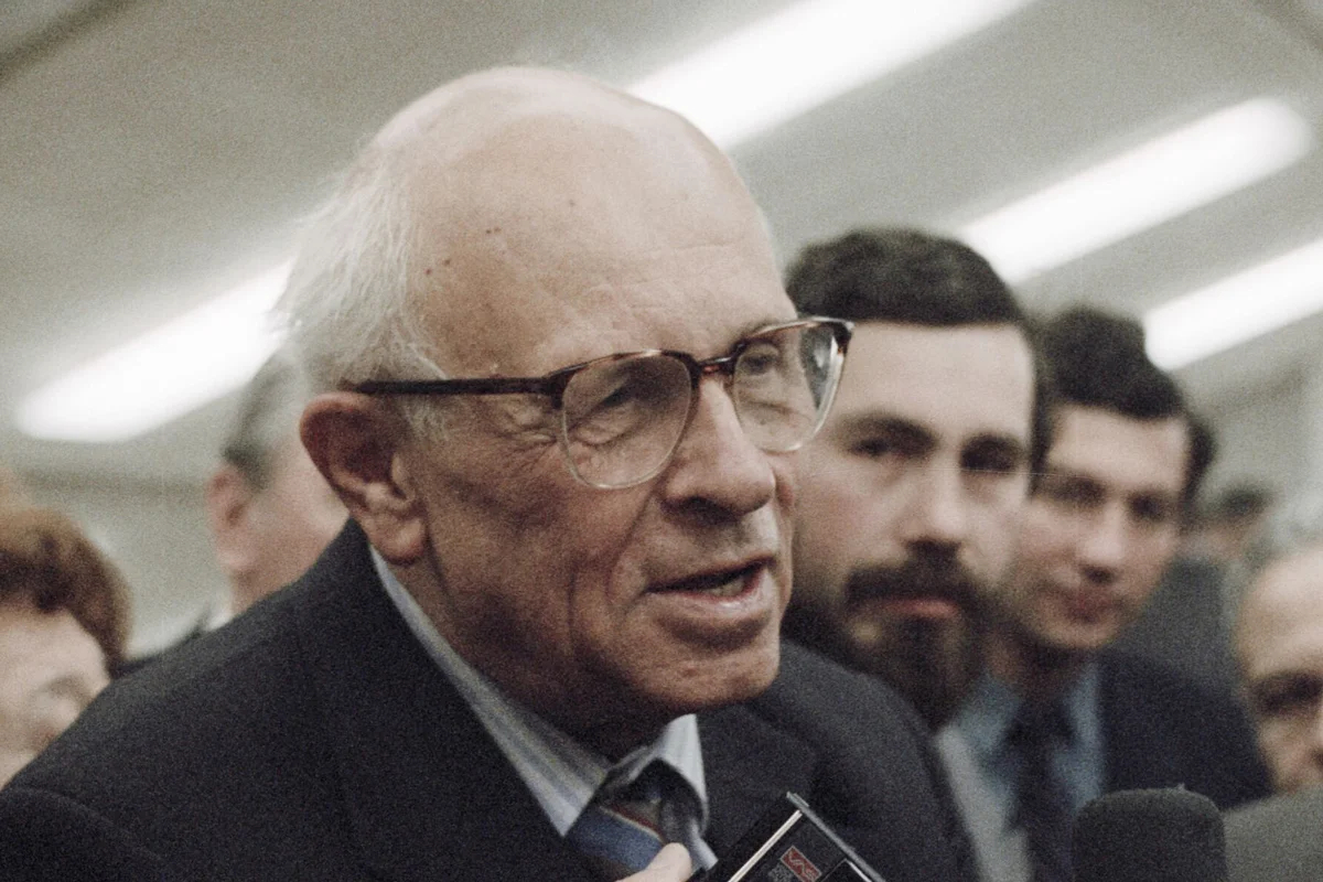 Андрей Сахаров. Фото: Владимир Федоренко / РИА Новости / <a data-sk="tooltip_parent" data-stringify-link="https://commons.wikimedia.org/wiki/File:RIAN_archive_25981_Academician_Sakharov.jpg" href="https://commons.wikimedia.org/wiki/File:RIAN_archive_25981_Academician_Sakharov.jpg" rel="noopener noreferrer" target="_blank">Wikimedia </a>(CC-BY-SA 3.0)