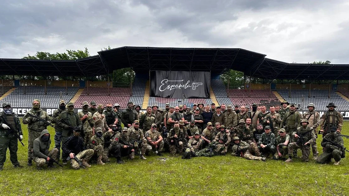Появились «футболисты» в окопах под огнем