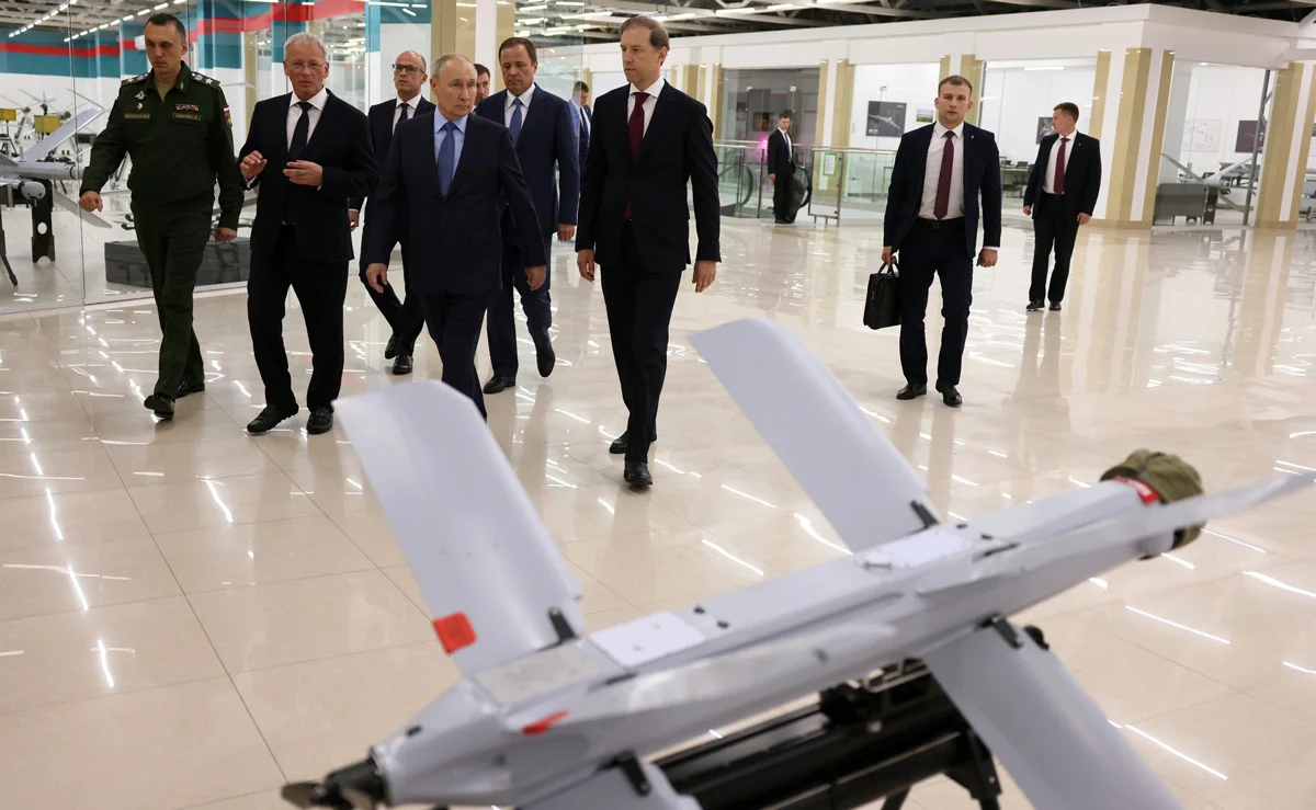 Владимир Путин во время посещения производства беспилотников «Аэроскан», Ижевск, 19 сентября 2023 года. Фото: <a data-sk="tooltip_parent" data-stringify-link="http://kremlin.ru/events/president/trips/72305/photos/72848" href="http://kremlin.ru/events/president/trips/72305/photos/72848" rel="noopener noreferrer" target="_blank">Kremlin</a>