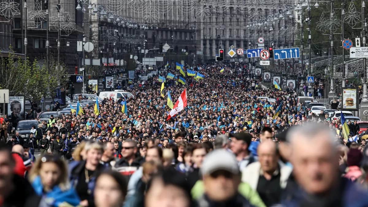 Supporters of Petro Poroshenko march ahead of presidential debate in downtown Kiev, Ukraine, 19 April 2019. Photo: EPA / OLEG PETRASYUK