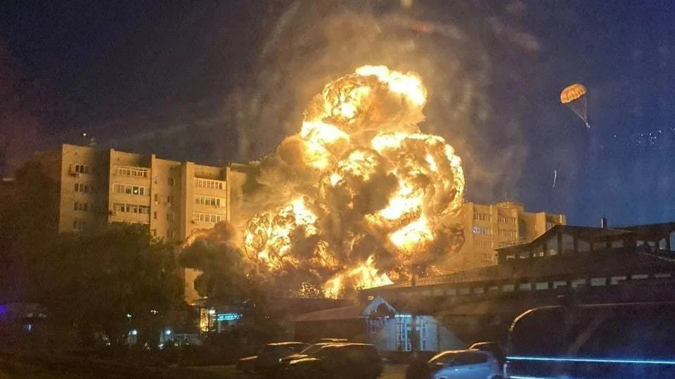 В Ейске Су-34 упал на жилой дом. Фото из соцсетей