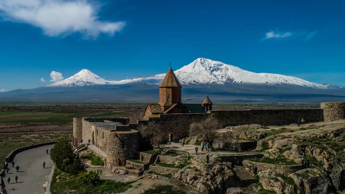 Монастырь Хор Вирап и гора Арарат по разные стороны армяно-турецкой границы. Фото: Wikimedia Commons