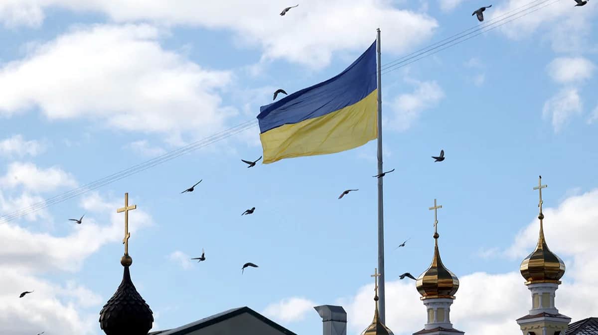 Украинский флаг на фоне церковных куполов, Харьков, Украина, 20 февраля 2024 года. Фото: Vyacheslav Madiyevskyy / Ukrinform /&nbsp;<a target="_blank" data-stringify-link="http://ABACAPRESS.COM" data-sk="tooltip_parent" href="http://abacapress.com/" rel="noopener noreferrer">ABACAPRESS.COM</a>&nbsp;/ Scanpix / LETA