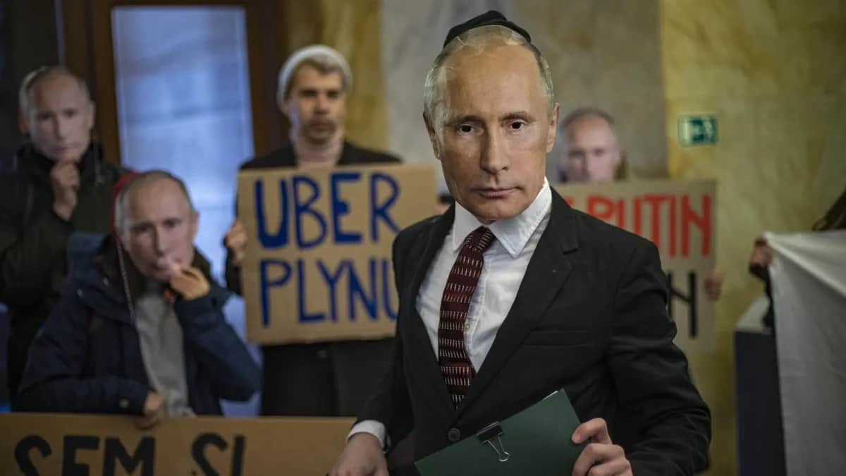 Протест против банков, поддерживающих российскую топливную промышленность. Прага, апрель 2022 года. Фото: EPA-EFE / MARTIN DIVISEK