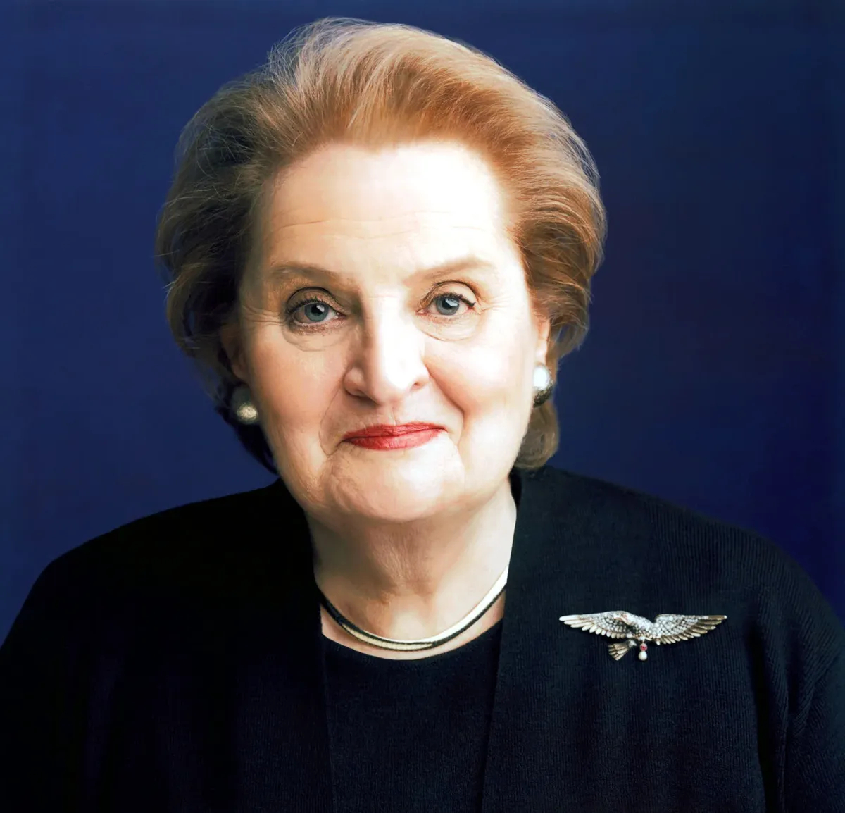 Мадлен Олбрайт. <a href="https://commons.wikimedia.org/w/index.php?curid=344687">Wikimedia Commons</a>, <a href="http://history.state.gov/department/images/bios/albright-madeleine-korbel.jpg">United States Department of State</a>