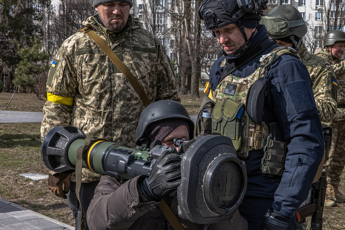 Военнослужащий Сил территориальной обороны учится обращаться с Javelin во время тренировки в Киеве, Украина, 9 марта 2022 года. Фото: Roman Pilipey / EPA