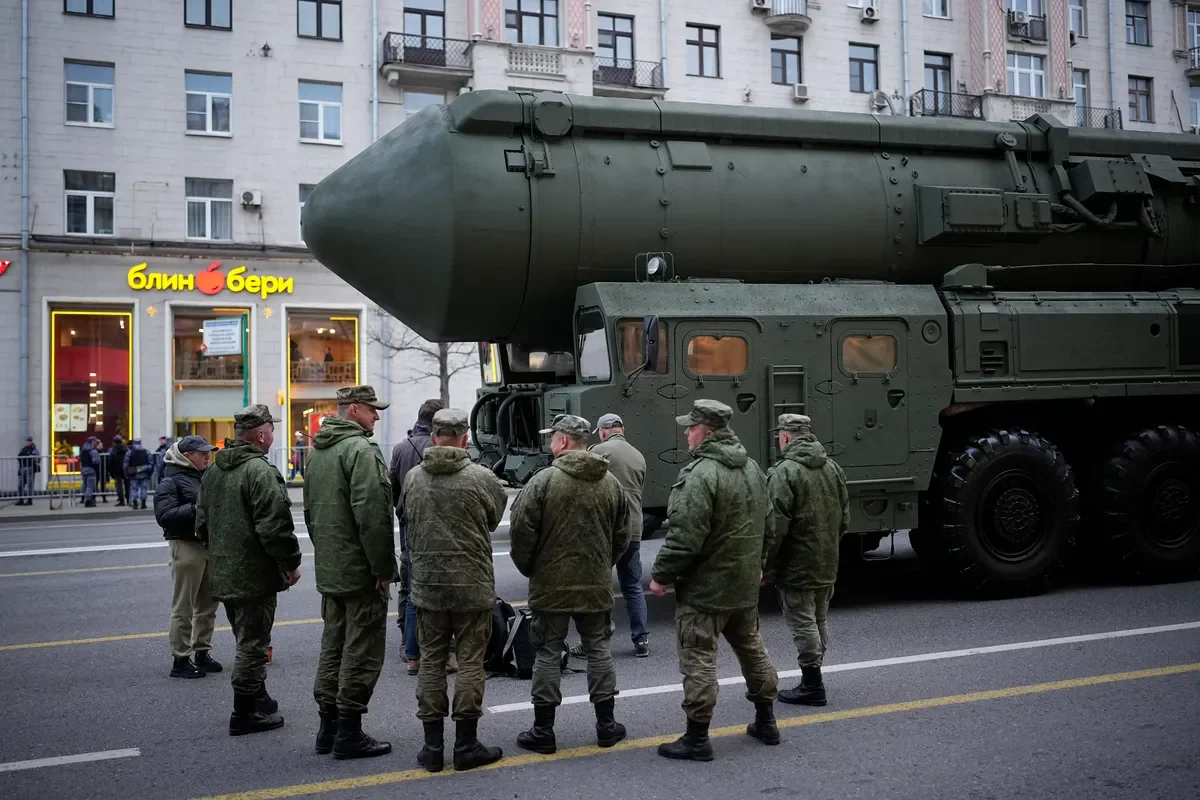 Soldiers with a Russian ballistic missile. Photo: Alexander Zemlianichenko / AP / Scanpix