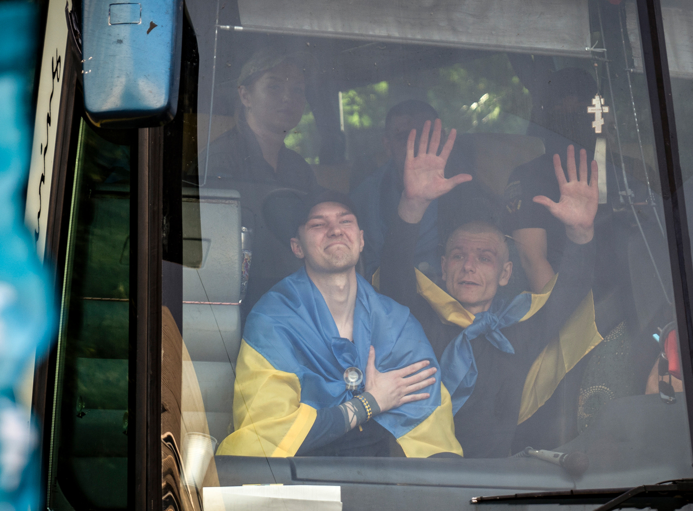 Украинские военнопленные и гражданские в автобусе после обмена в Украине, 24 августа 2025 года. Фото: EPA