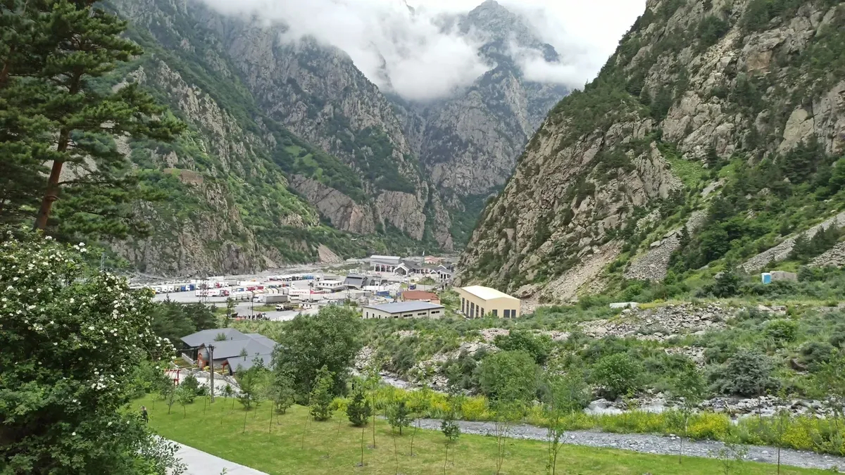 Вид на AПП Верхний ларс. Фото: <a href="https://yandex.ru/maps/org/avtomobilny_punkt_propuska_verkhniy_lars/158599253642/gallery/?ll=44.645003%2C42.864089&amp;mode=search&amp;photos%5Bbusiness%5D=158599253642&amp;sll=44.645003%2C42.863998&amp;source=morda&amp;tab=gallery&amp;text=%D0%B2%D0%B5%D1%80%D1%85%D0%BD%D0%B8%D0%B9%20%D0%BB%D0%B0%D1%80%D1%81&amp;z=11">Яндекс.карты</a>