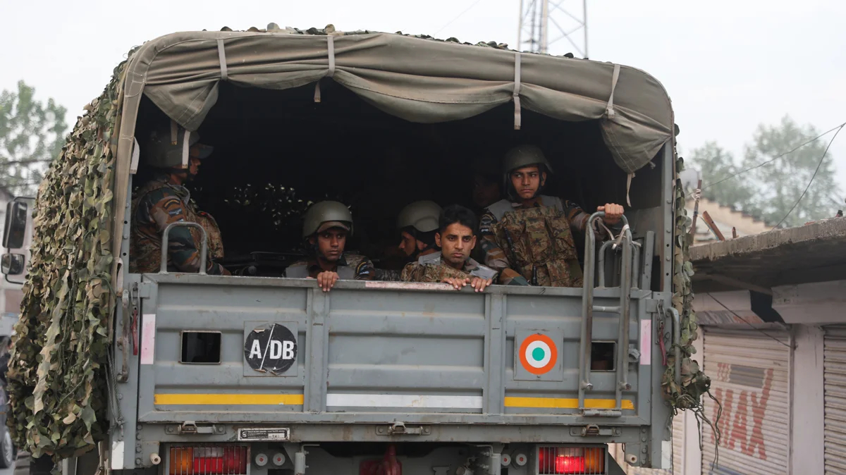 Сотрудники ВВС Индии на окраине Сринагара, Кашмир, Индия, 7 мая 2025 года. Фото: Farooq Khan / EPA