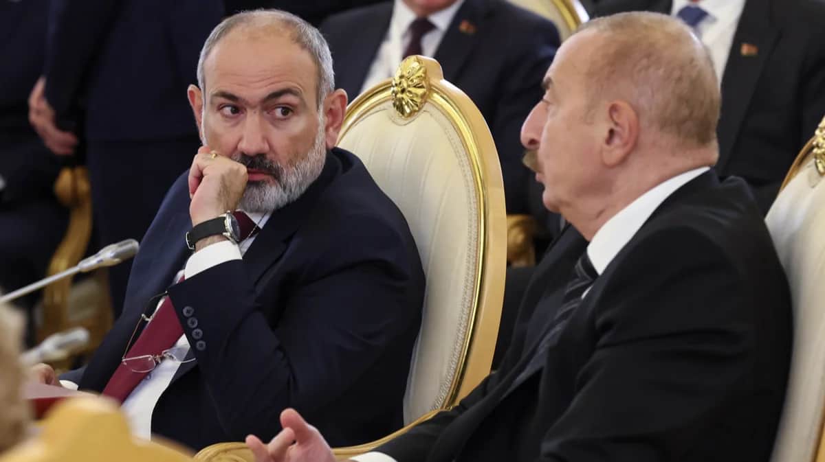 Никол Пашинян и Ильхам Алиев на расширенной встрече глав государств СНГ в Кремле, Москва, 8 октября 2024 года. Фото: Сергей Ильницкий / EPA