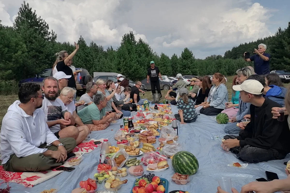 Участники чаепития на Куштау, 16 августа 2025 года. Фото: Зеленый щит Башкортостана / <a data-sk="tooltip_parent" data-stringify-link="https://vk.com/greenshield_rb" href="https://vk.com/greenshield_rb" rel="noopener noreferrer" target="_blank">VK</a>
