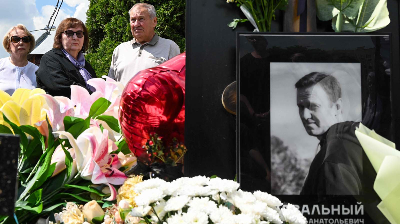 Теща Алексея Навального Алла Абросимова, его мать Людмила Навальная и отец Анатолий Навальный (слева направо) у могилы политика на Борисовском кладбище в день его 50-летия, Москва, 4 июня 2026 года. Фото: Игорь Иванько / AFP / Scanpix / LETA