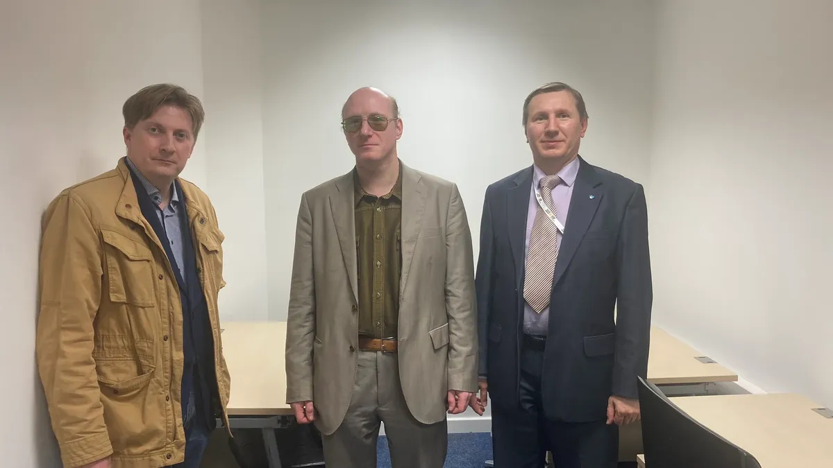 Члены некоммерческого партнерства Викимедия РУ: Станислав Козловский, Владимир Медейко и Николай Литвинов (слева направо). Фото: Дмитрий Рожков / Wikimedia (CC BY-SA 4.0 DEED)