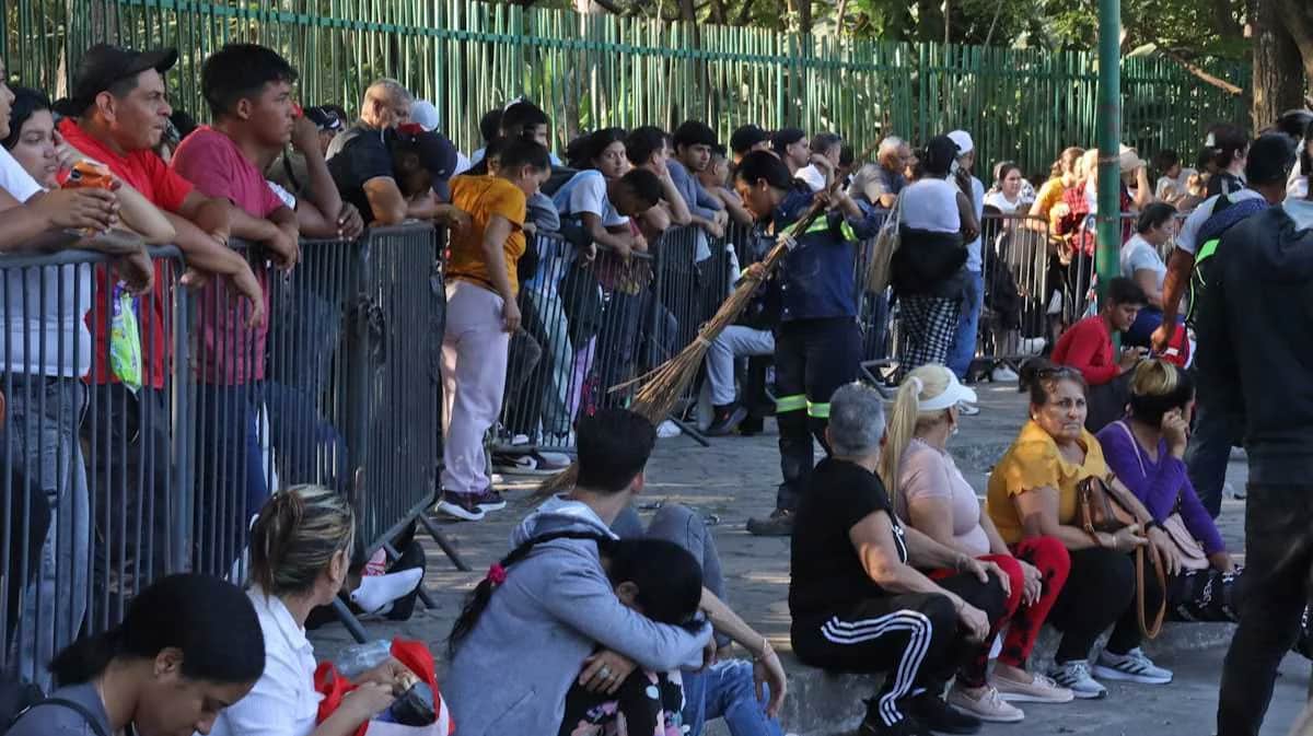 Люди стоят в очереди на границе в Тапачуле, штат Чьяпас, Мексика, 22 января 2025 года. Фото: Juan Manuel Blanco / EPA