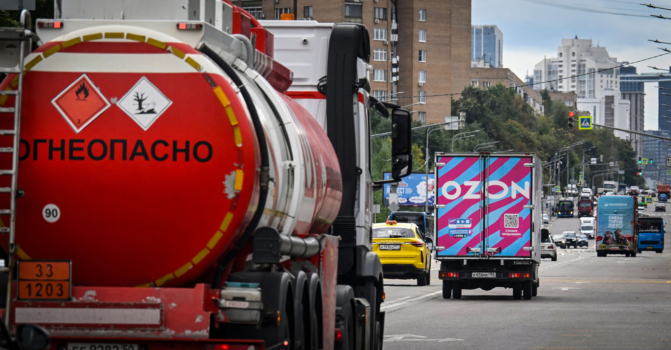 Грузовик с логотипом маркетплейса Ozon. Москва. 24 августа 2026 года. Фото: Александр Неменов / AFP / Scanpix / LETA