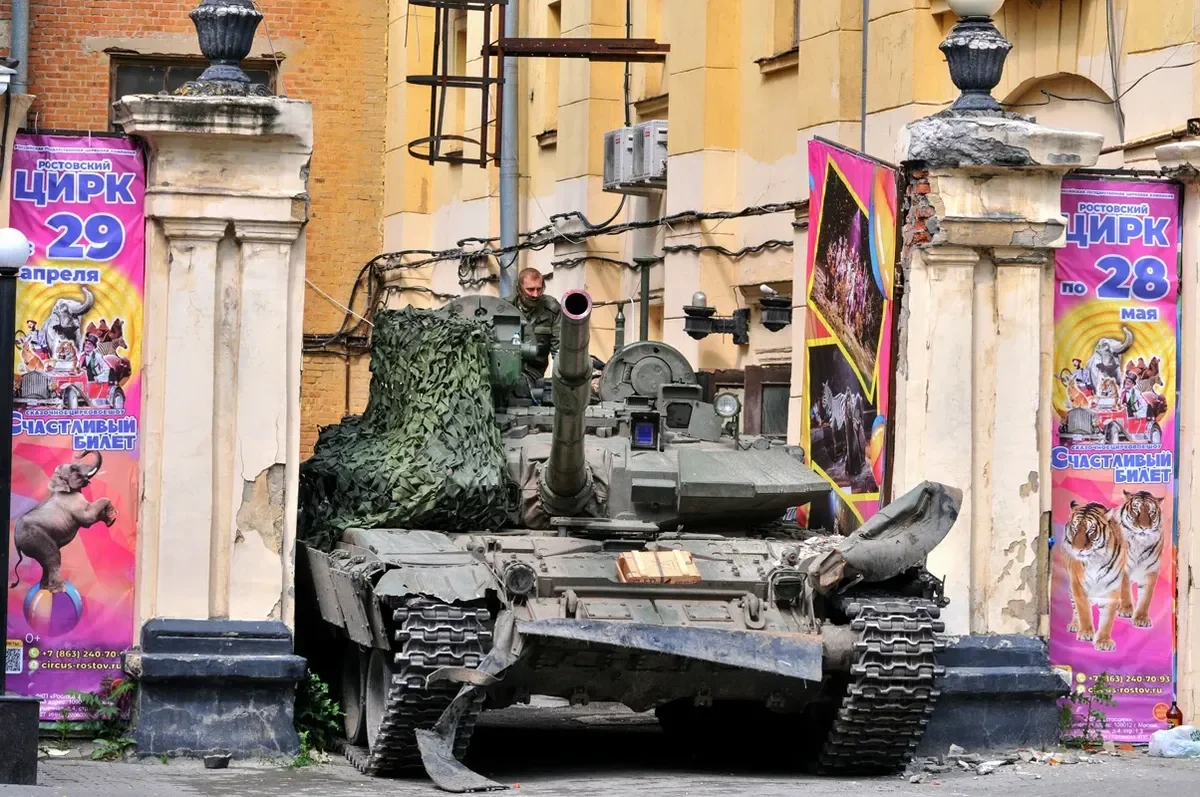 Wagner servicemen block a street in the centre of Rostov-on-Don on 24 June. Photo: Arkady Budnitsky / EPA-EFE