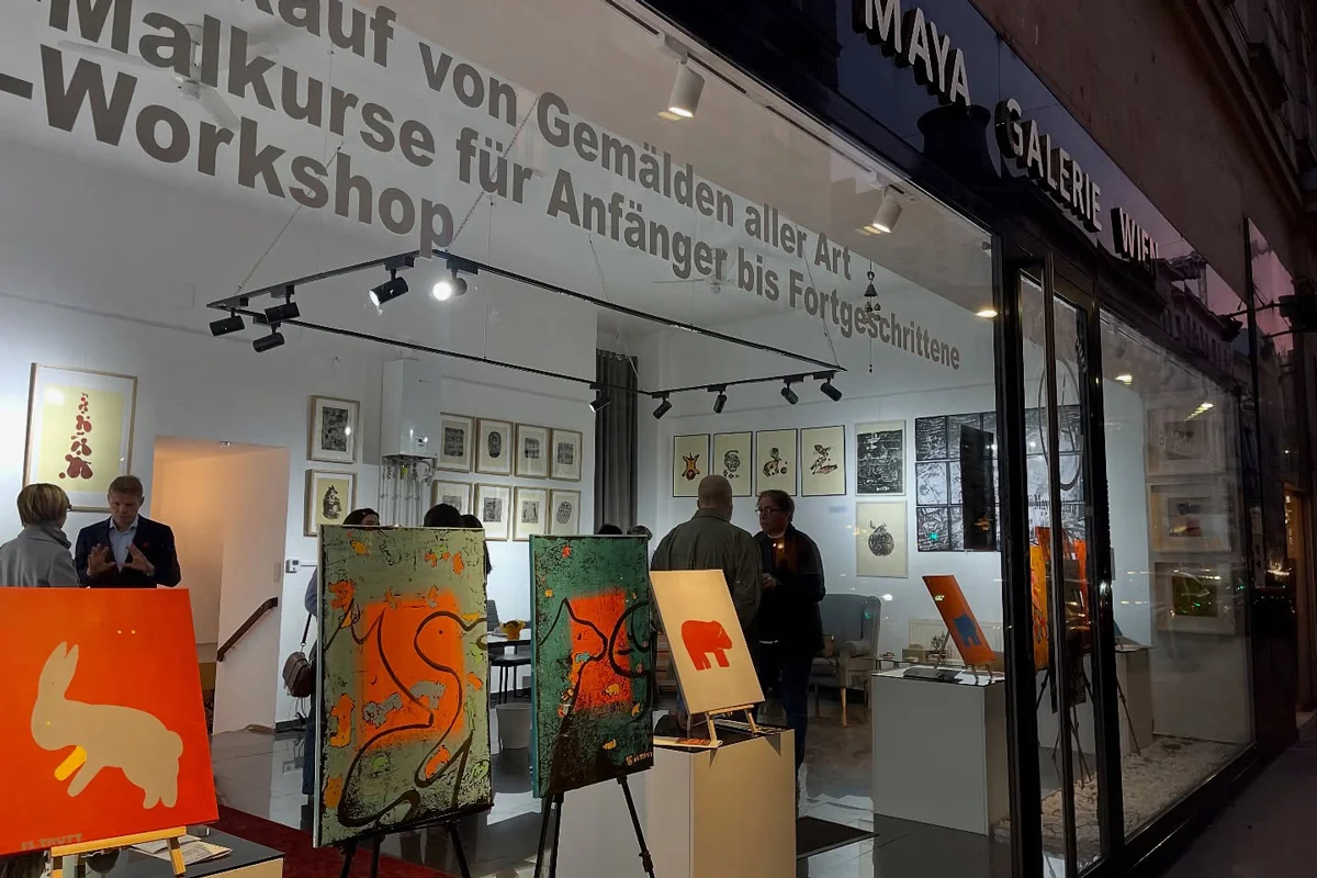 Maya Galerie во время открытия выставки Максима Трудолюбова, 12 марта 2025 года. Фото: @maya_galerie_wien / <a data-sk="tooltip_parent" data-stringify-link="https://www.instagram.com/p/DHGnZFEtyzk/" href="https://www.instagram.com/p/DHGnZFEtyzk/" rel="noopener noreferrer" target="_blank">Instagram</a>