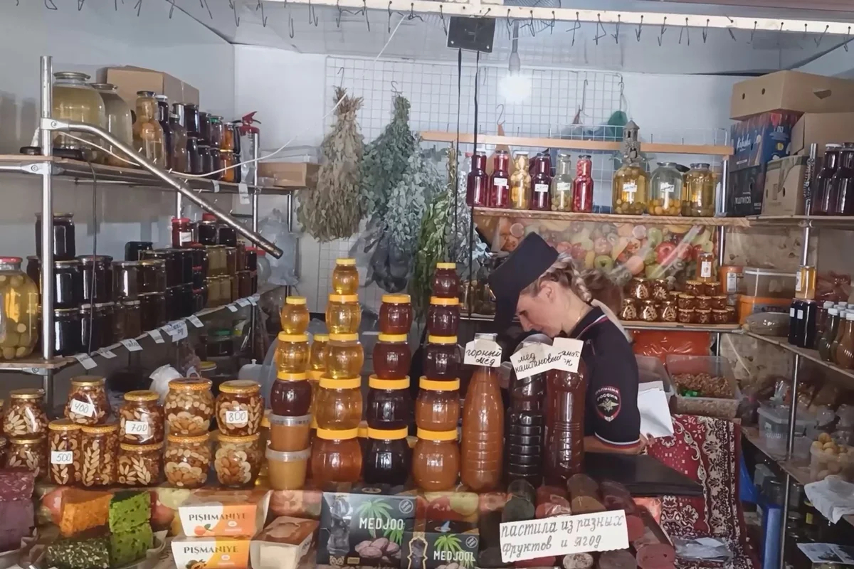 Рейд полиции на Казачьем рынке. Фото: Ирина Волк / <a data-sk="tooltip_parent" data-stringify-link="https://t.me/IrinaVolk_MVD/5024" href="https://t.me/IrinaVolk_MVD/5024" rel="noopener noreferrer" target="_blank">Telegram</a>