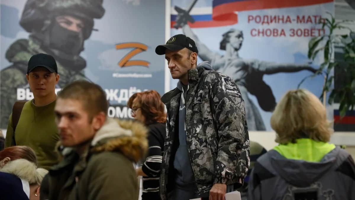 Призывники в военкомате во время «частичной мобилизации» в Москве, 29 сентября 2022 года. Фото: Юрий Кочетков / EPA-EFE