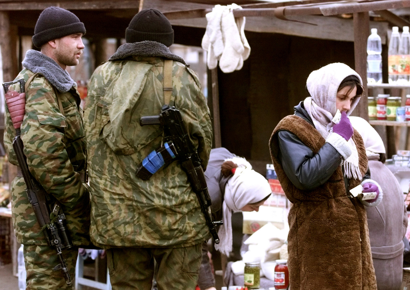 Российские военнослужащие на рынке. Станица Червленная, Чечня. 24 декабря 1999 года. Фото: Reuters / Scanpix / LETA
