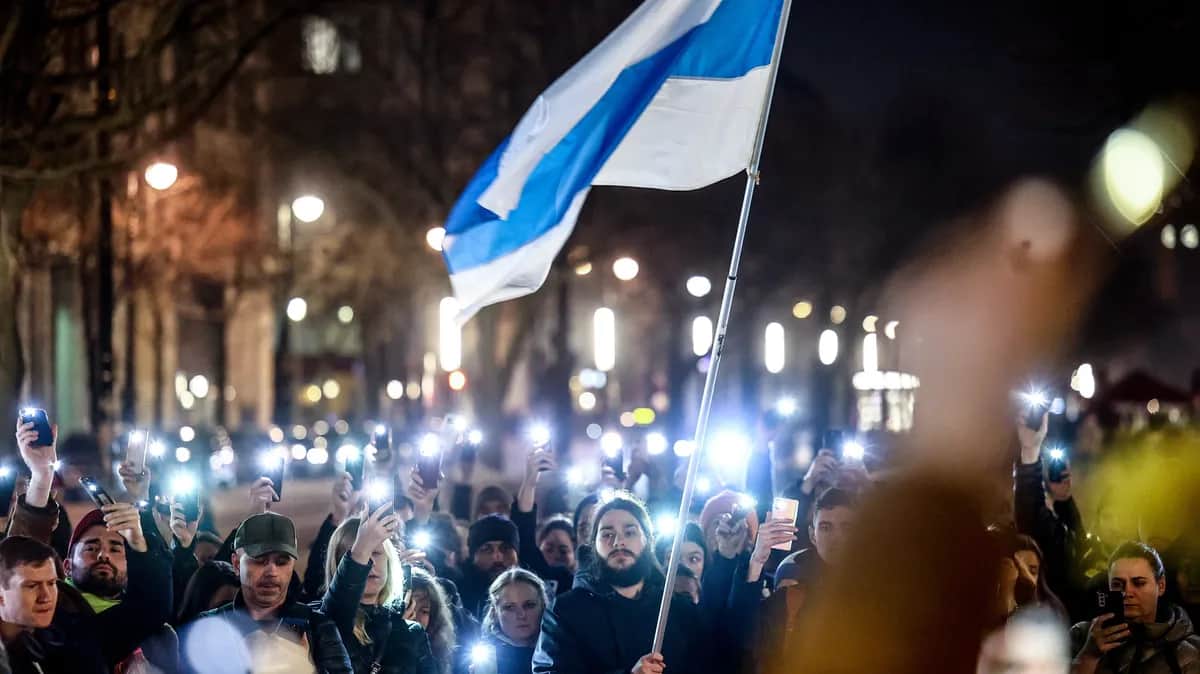 People mourn for Russian opposition leader Alexey Navalny in front of the Russian embassy in Berlin, Germany, 1 March 2024. Photo: Anatoly Maltsev / EPA-EFE