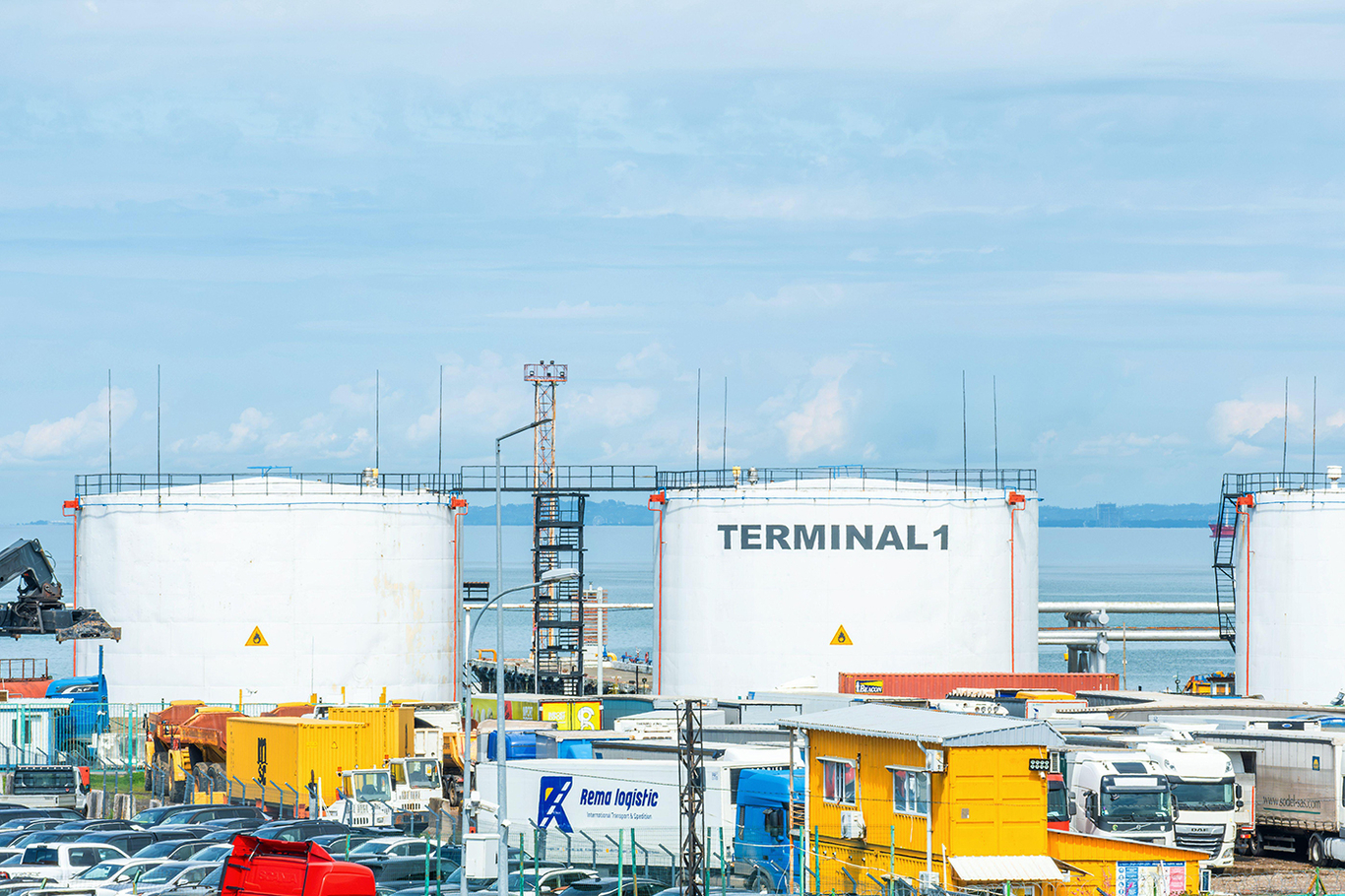 Резервуары для хранения нефти и погрузочно-разгрузочное оборудование в морском порту, Батуми, Грузия, 31 марта 2026 года. Фото: Артем Евдокимов / Alamy / Scanpix / LETA