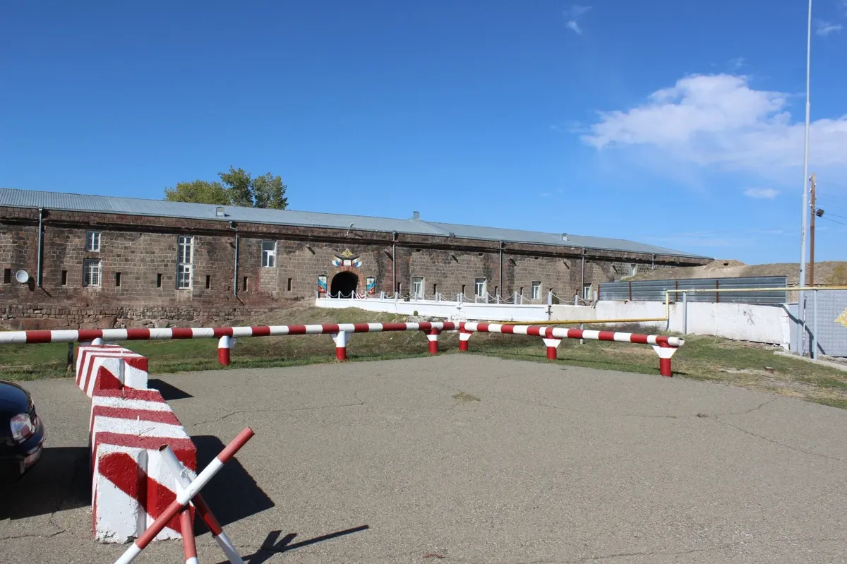 102-я российская военная база в Гюмри, Армения. Фото: <a href="https://yandex.ru/maps/org/chyornaya_krepost/63271921318/?from=tabbar&amp;ll=43.825389%2C40.782214&amp;mode=search&amp;sll=43.825389%2C40.782213&amp;source=serp_navig&amp;text=102%20%D0%B2%D0%BE%D0%B5%D0%BD%D0%BD%D0%B0%D1%8F%20%D0%B1%D0%B0%D0%B7%D0%B0&amp;z=16">Яндекс.Карты</a>