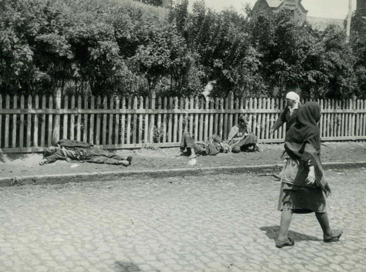 Голодные крестьяне на улице в Харькове во время Голодомора, 1933 год. Фото из выставки «Famine in the Soviet Ukraine, 1932–1933», Гарвардский университет. Источник: Alinerawer / <a data-sk="tooltip_parent" data-stringify-link="https://en.wikipedia.org/wiki/File:HolodomorKharkiv_1933_Wienerberger.jpg" href="https://en.wikipedia.org/wiki/File:HolodomorKharkiv_1933_Wienerberger.jpg" rel="noopener noreferrer" target="_blank">Wikimedia</a>