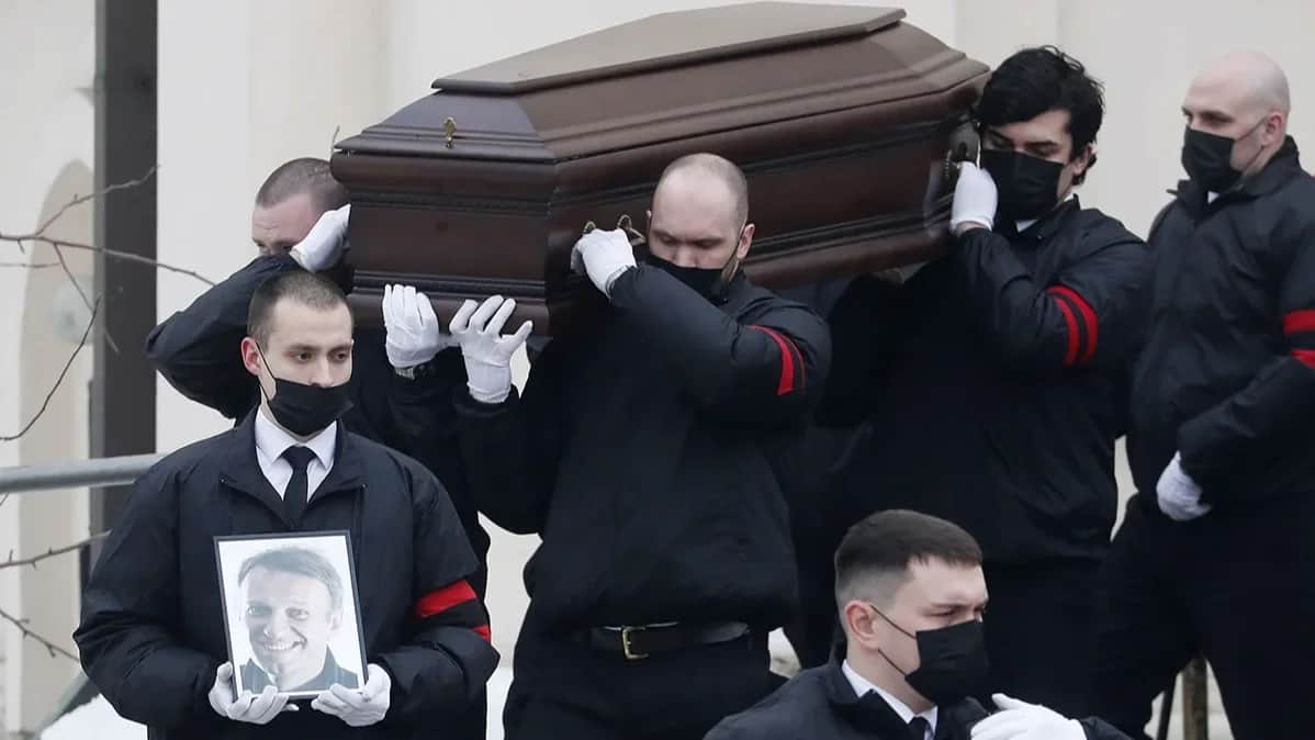 Navalny’s coffin being taken inside the church. Photo: Sergey Ilnitsky / EPA-EFE