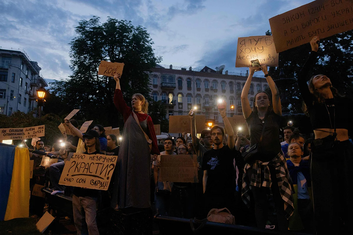 Протестующие во время демонстрации в центре Киева, 22 июля 2025 года. Фото: Tetiana Dzhafarova / AFP / Scanpix / LETA